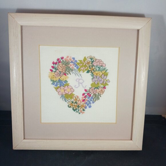 Vintage 80's Heart Wreath Monogram Stitch "R" Sign 9in x 9in - Picture 1 of 8